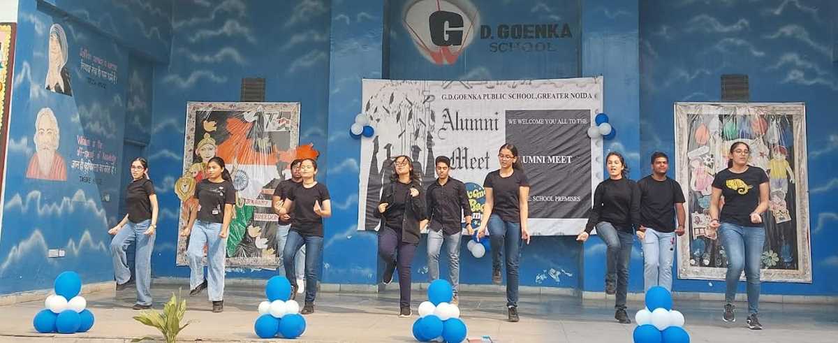 पूर्व छात्रों का मिलन समारोह में विद्यार्थियों ने दी मनमोहक प्रस्तुति